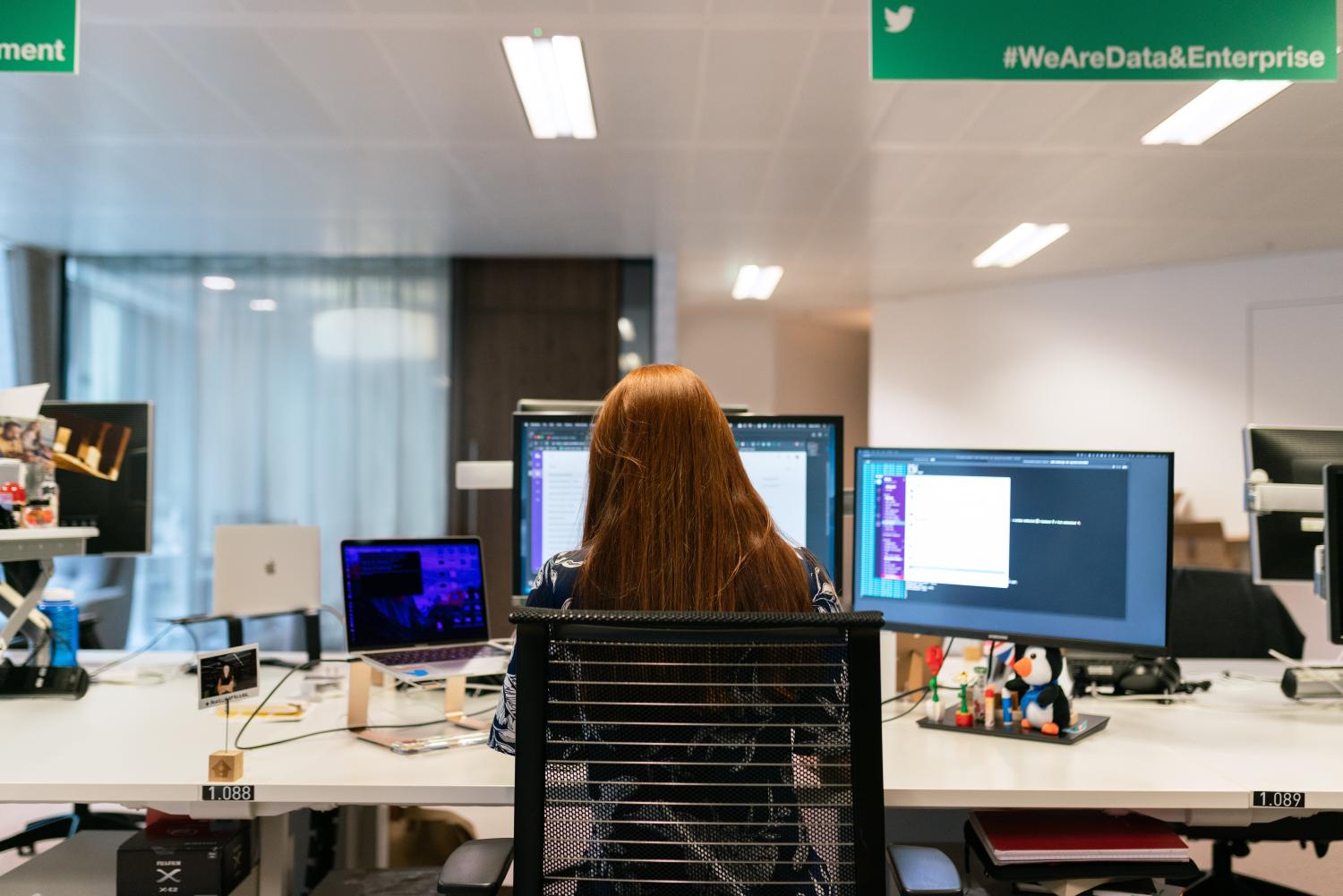 ICT werken aan bureau vrouw.